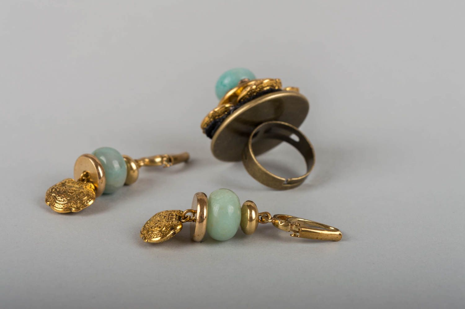 Conjunto de bisutería artesanal con piedras naturales anillo y pendientes foto 4