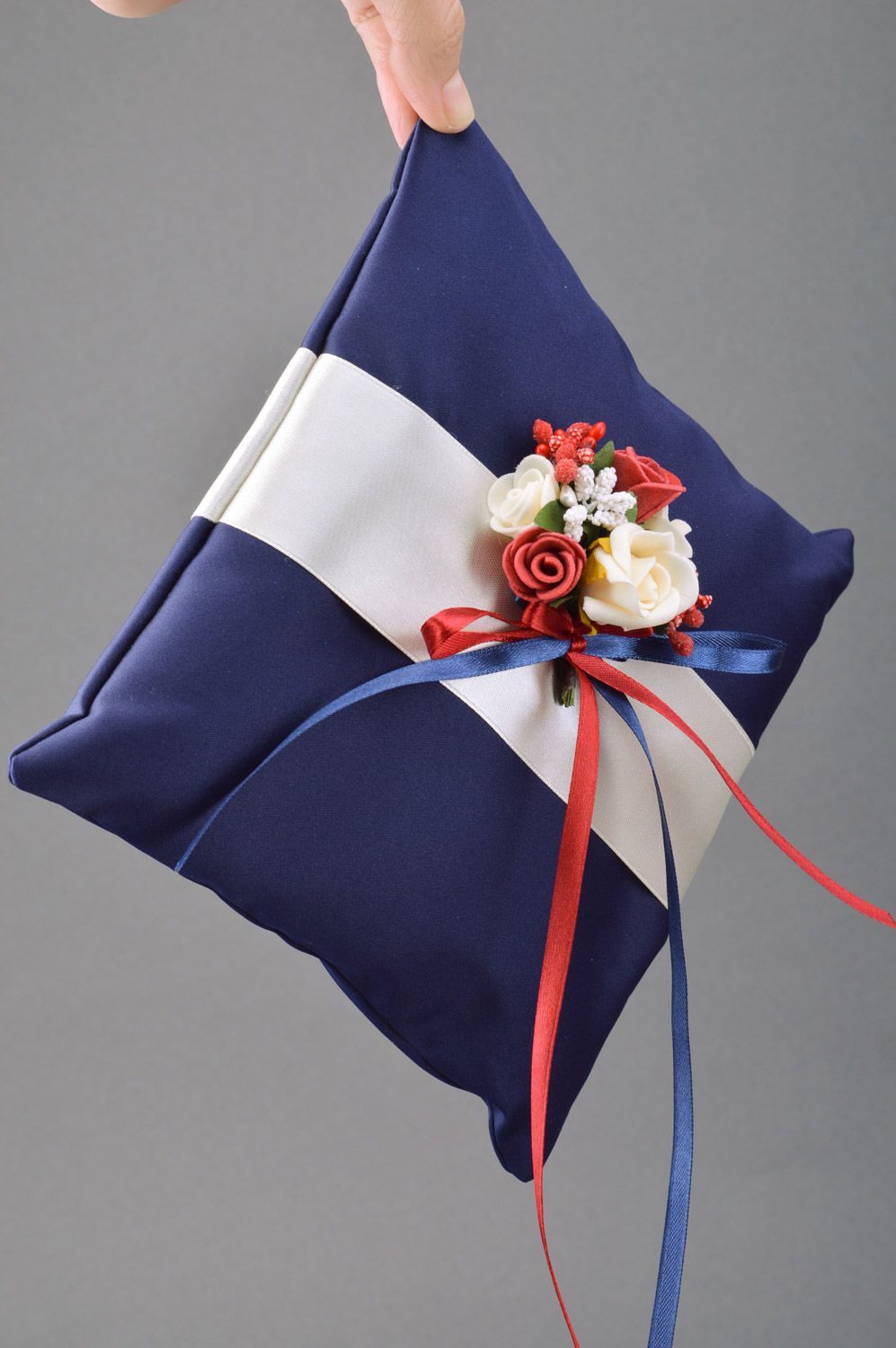 Coussin pour alliances bleu foncé avec fleurs et rubans fait main design photo 3