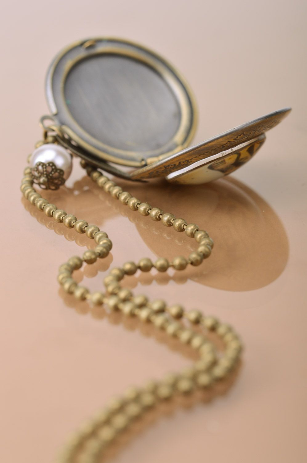 Rundes handmade Medaillon an Kette im japanischen Stil mit Glasperle und Metallfeder  foto 5