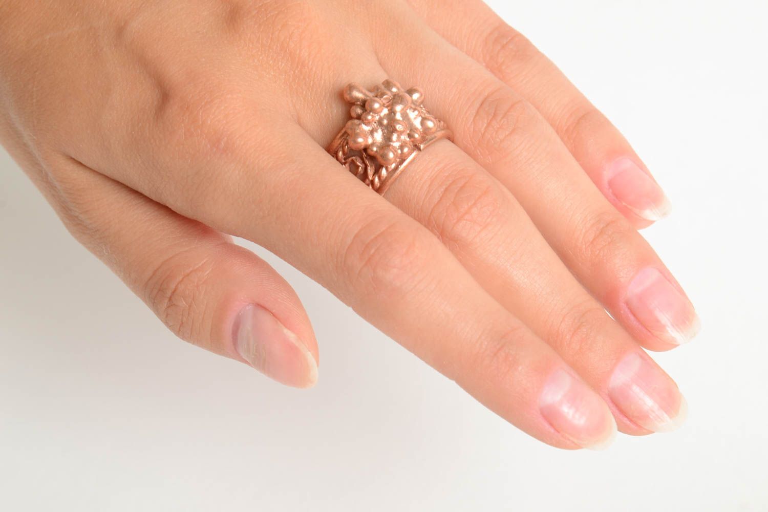 Bisutería artesanal anillo hecho a mano elegante de metal accesorio de mujer foto 2