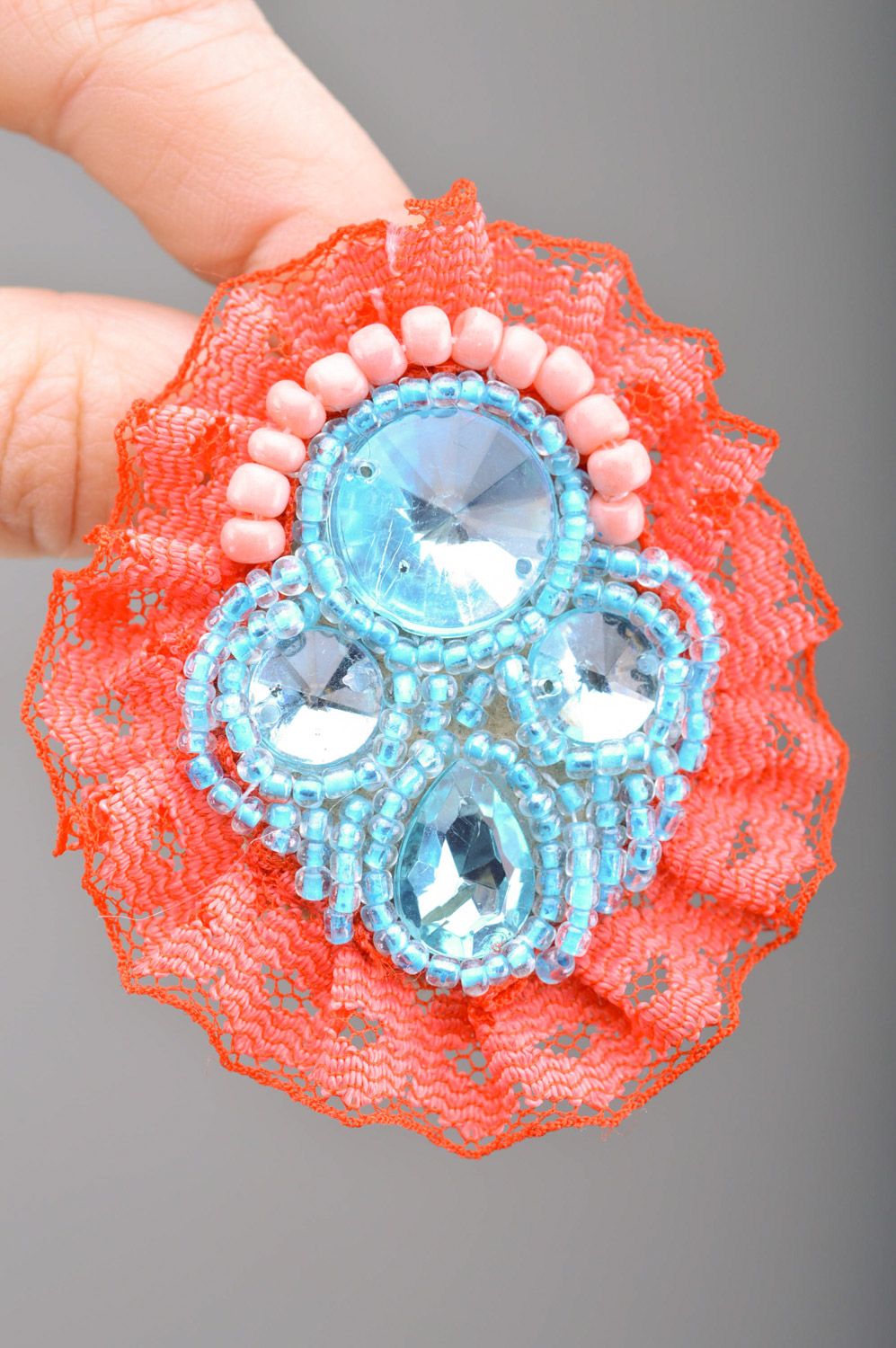 Handgemachte Ohrstecker aus Glasperlen und Steinen mit Spitze rot und hellblau foto 4