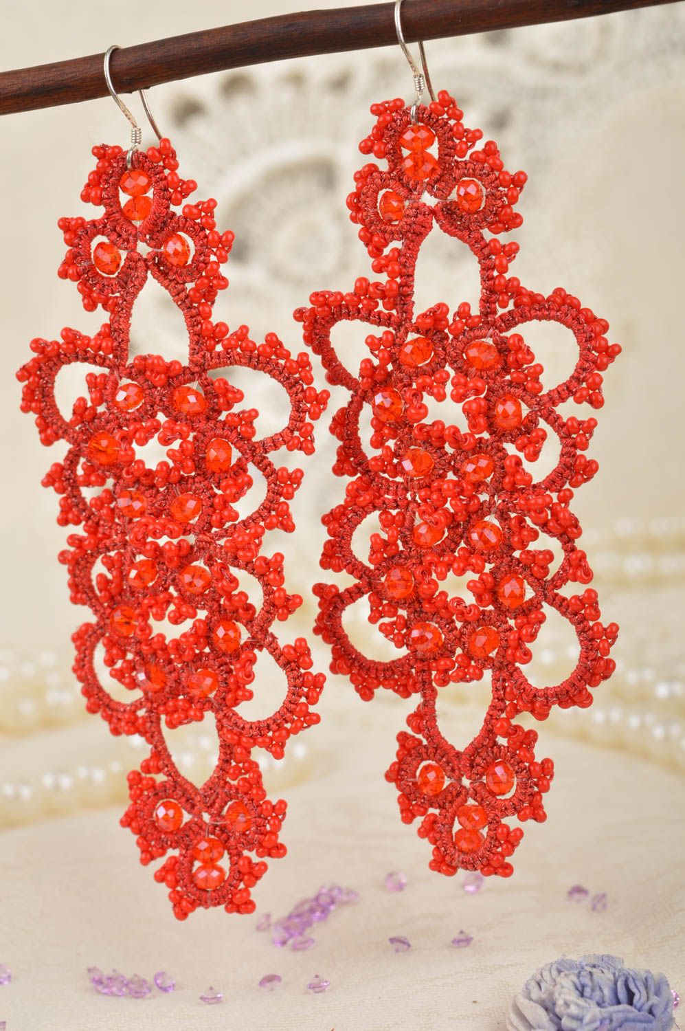 Boucles d'oreilles rouges pendantes ajourées faites main fils perles de rocaille photo 1