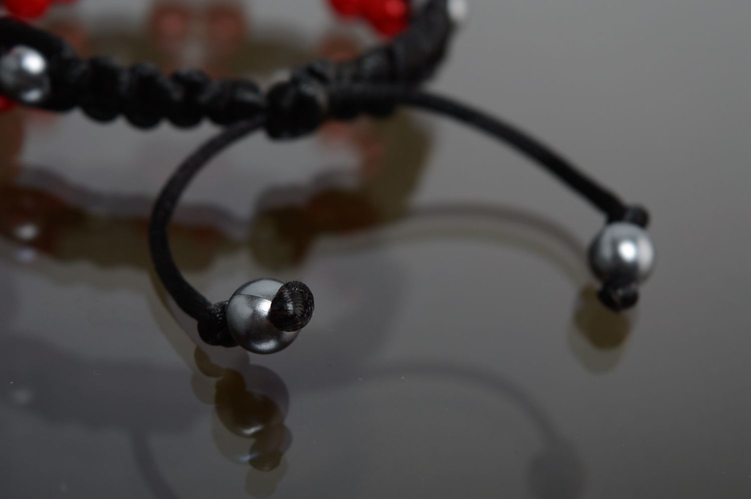 Bracelet tressé en macramé avec perles céramiques noir et rouge fait main femme photo 4