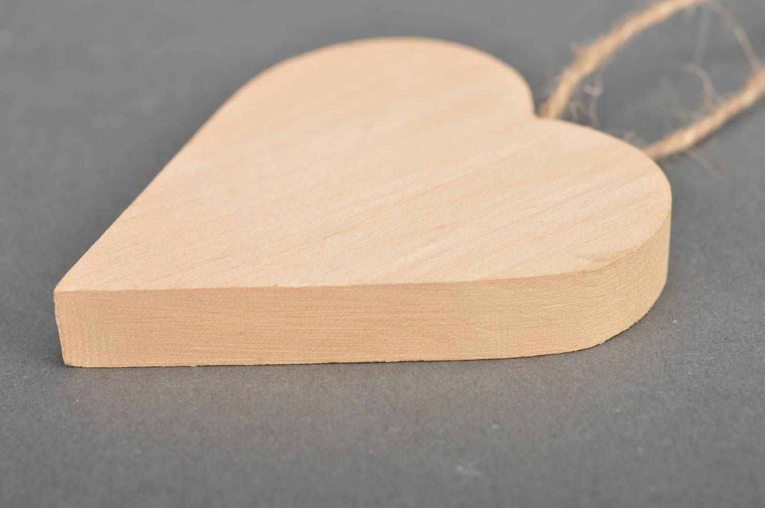Деревянная подвеска для интерьера сердце с крестом из липы ручной работы фото 3