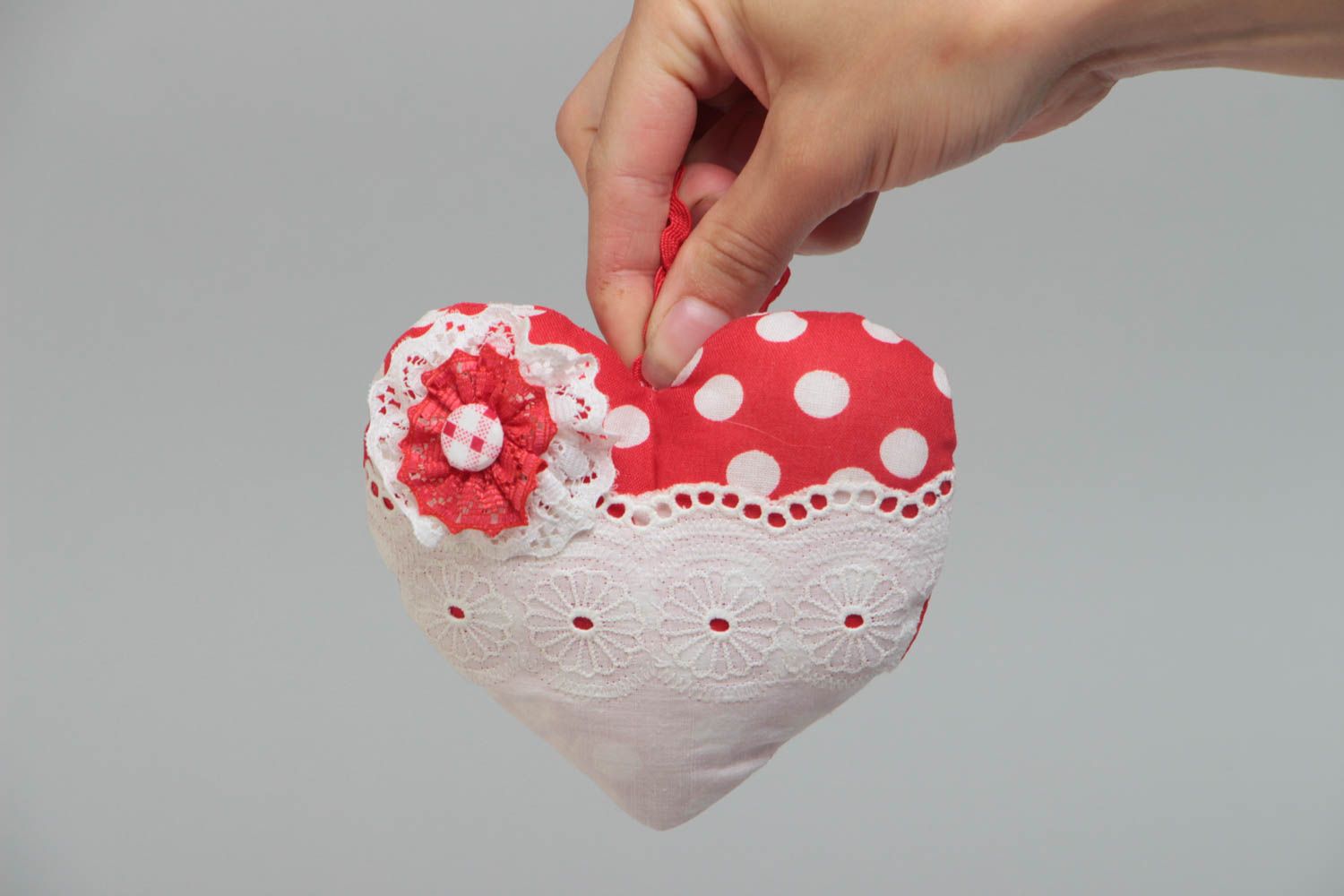 Coeur à suspendre en tissu fait main rouge original décoratif avec dentelle photo 5