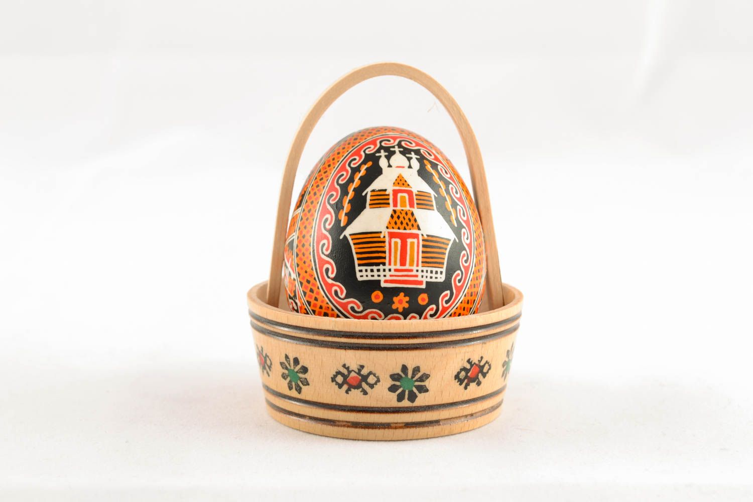 Oeuf de Pâques décoratif fait main original dans le panier photo 1