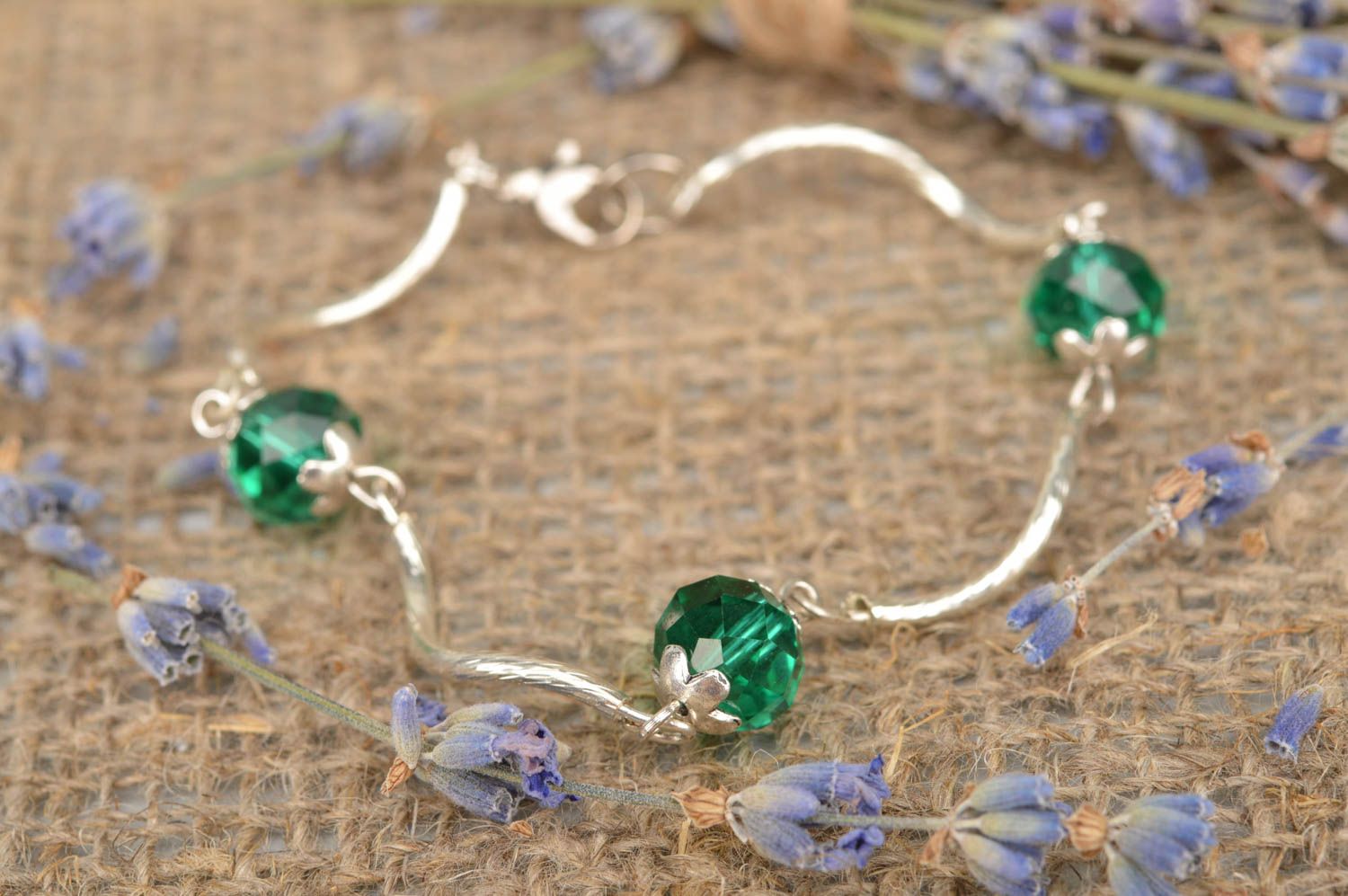 Bracelet en métal avec perles de cristal à facettes vertes fin fait main élégant photo 1