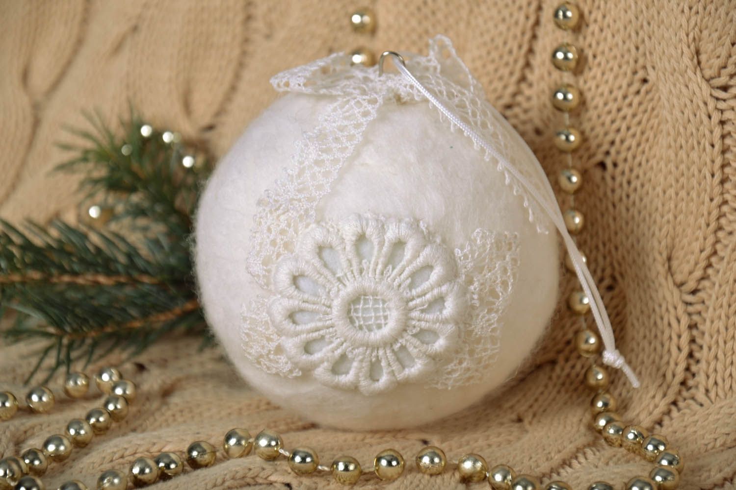 Boule de Noël blanche en laine faite à la main photo 1