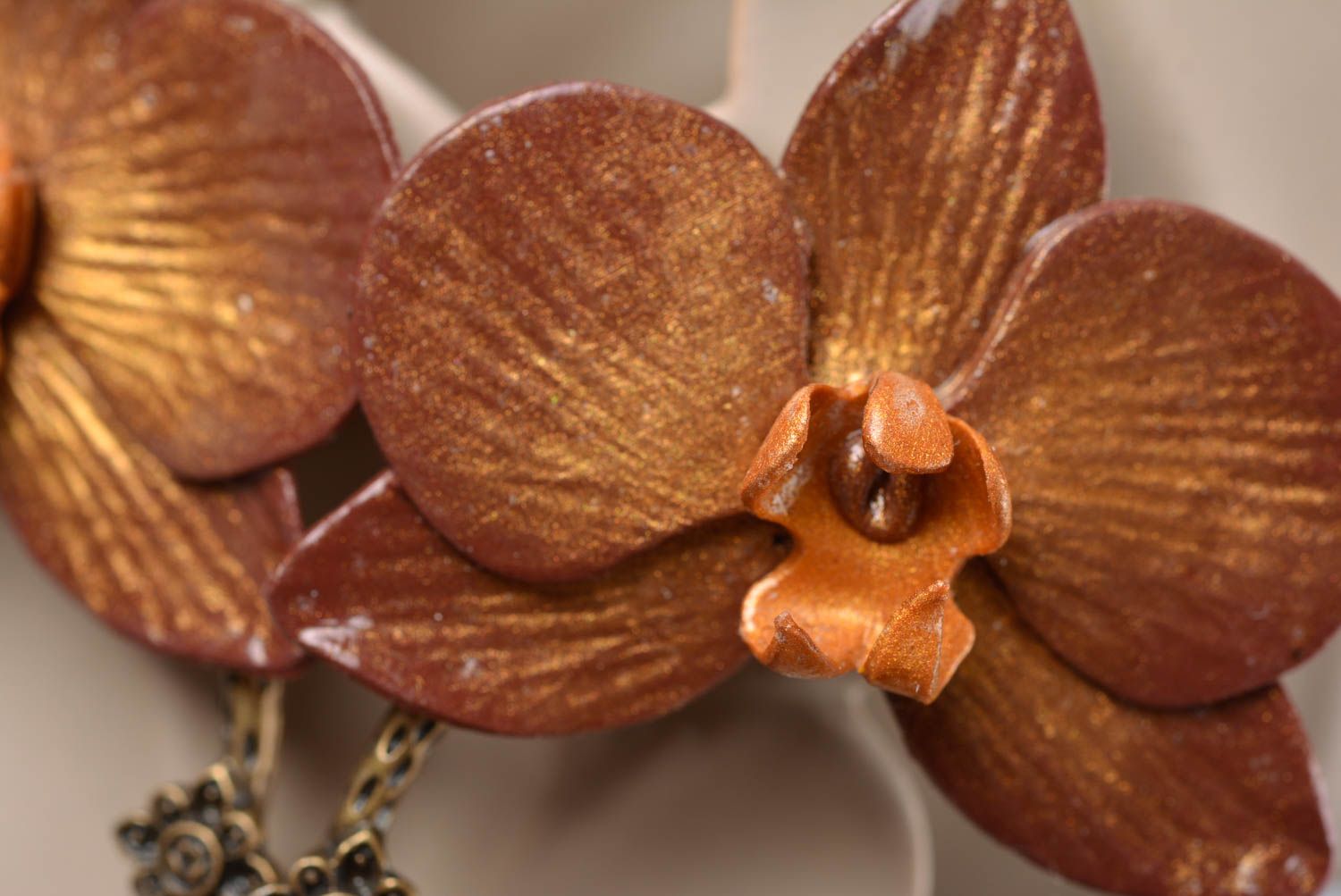 Boucles d'oreilles en pâte polymère pendantes forme d'orchidées faites main photo 2