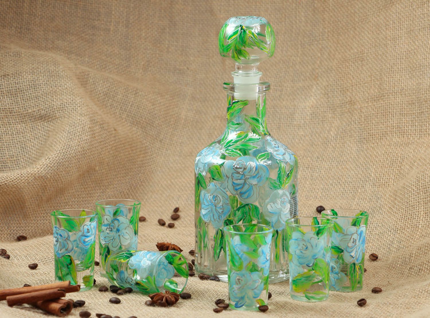 Conjunto para bebidas garrafa de vidro e seis copos pintados com tintas acrílicas foto 5