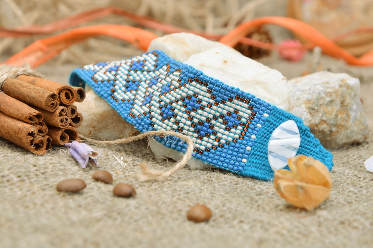 Наручный браслет из бисера ручной работы в этническом стиле голубой с белым фото 1