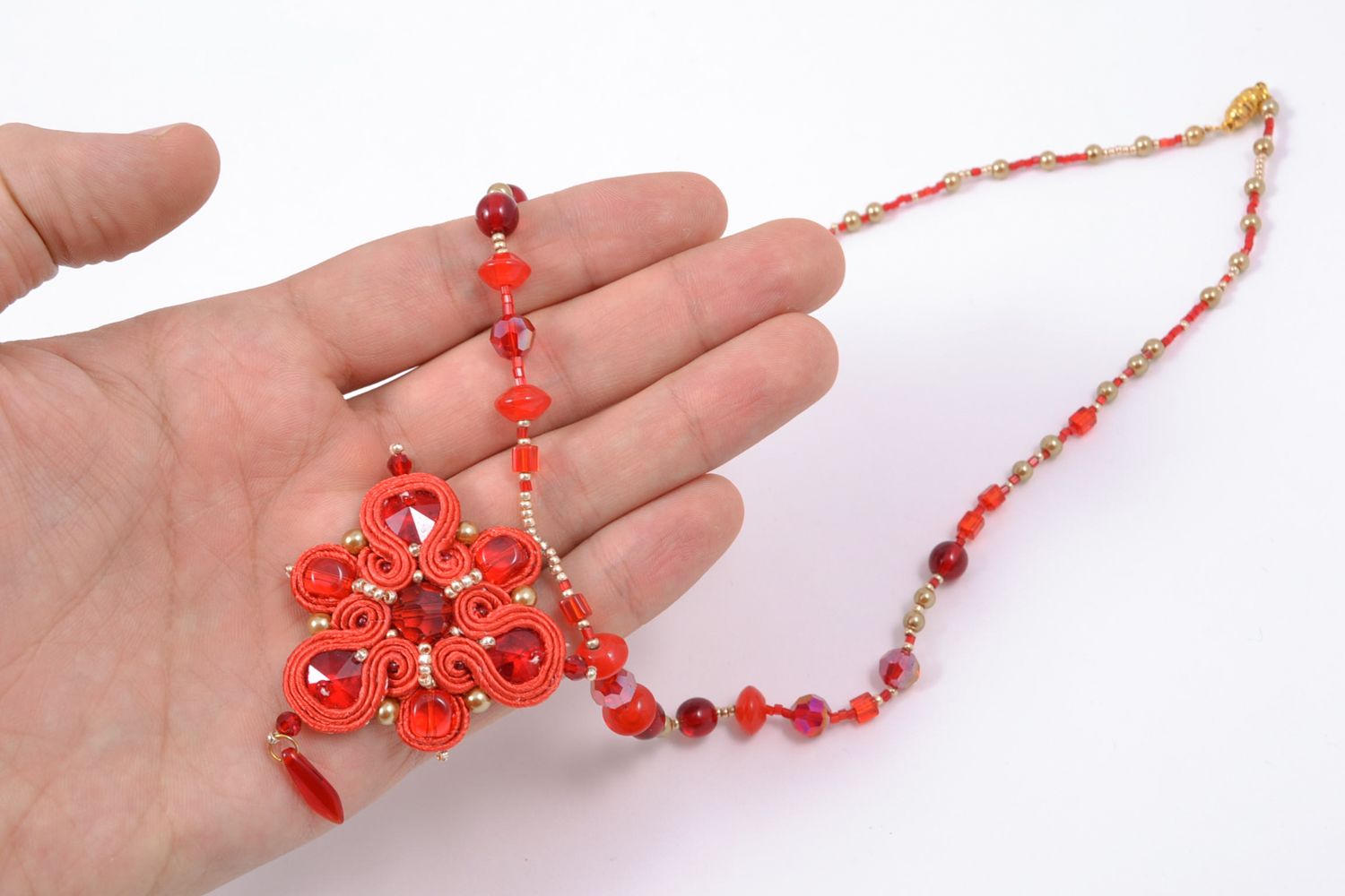 Pendentif soutache rouge en fils spéciaux fait main avec perles fantaisie photo 1