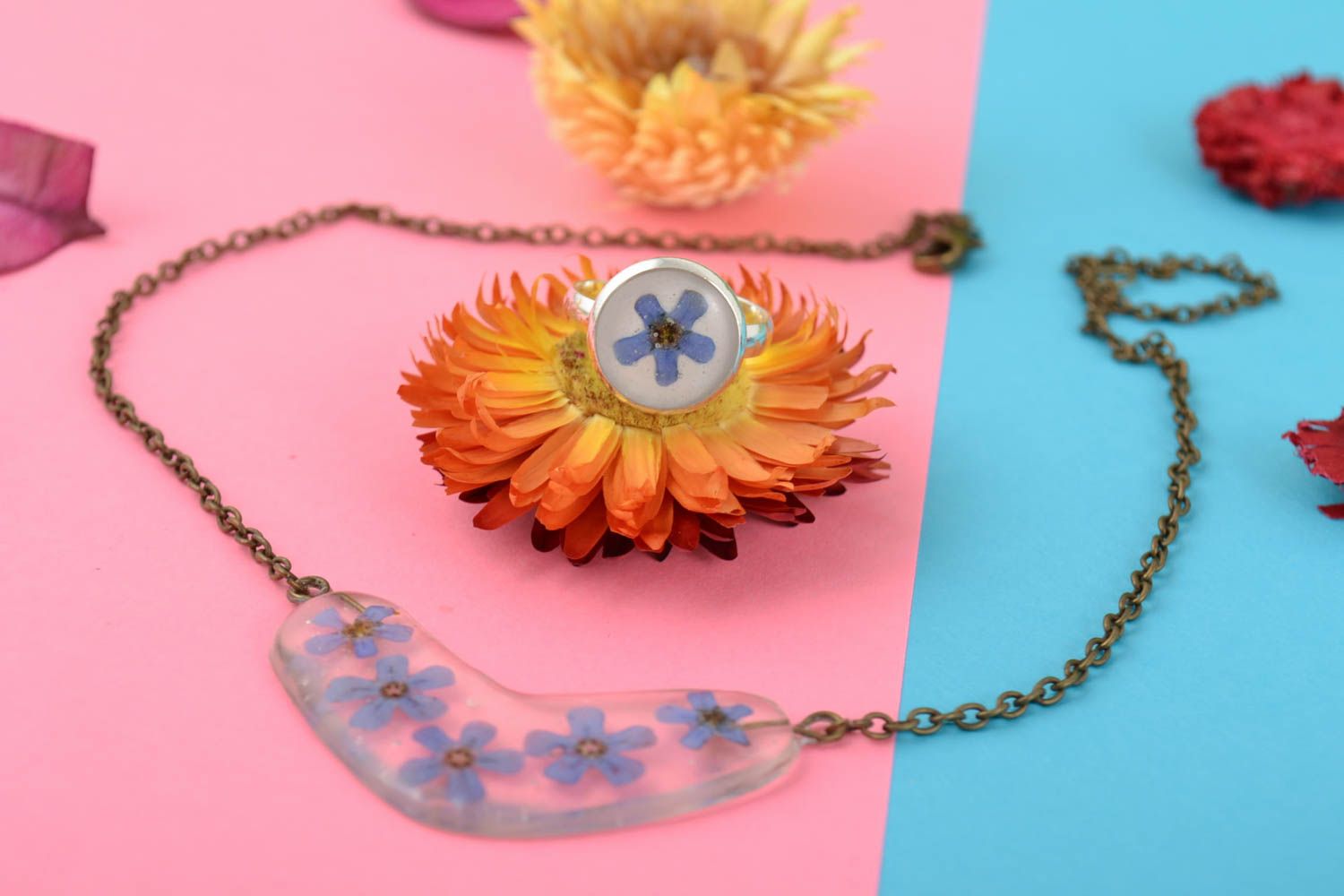 Handmade real flowers in epoxy resin jewelry set 2 items ring and pendant photo 1
