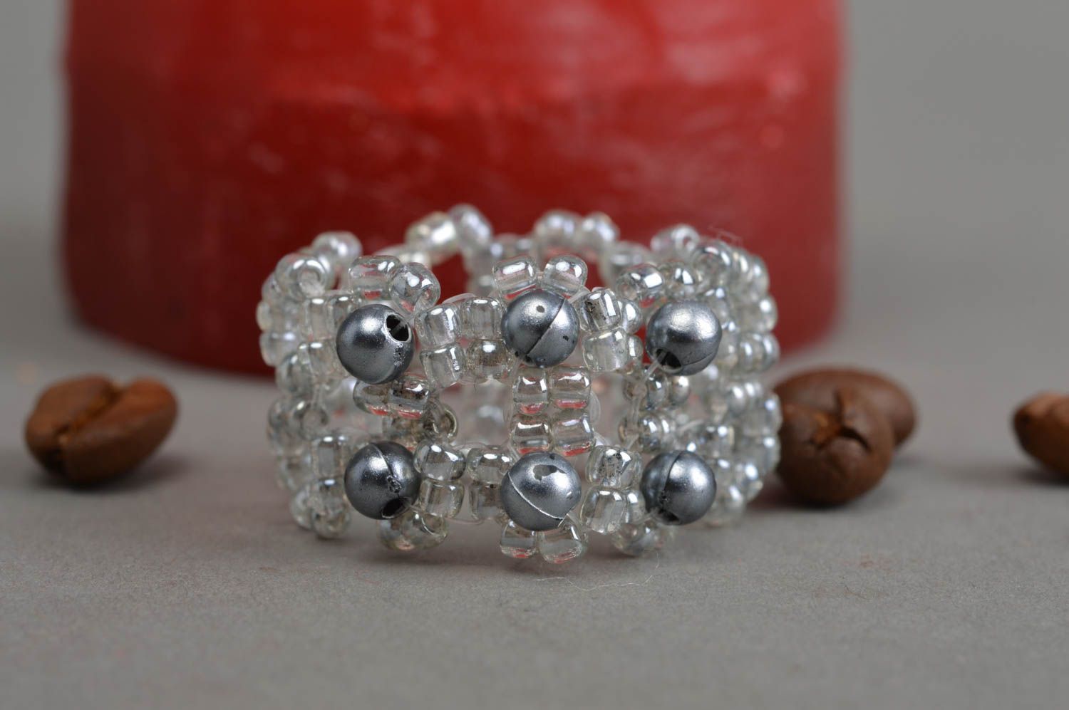 Origineller schöner modischer heller handgemachter Ring aus Glasperlen foto 1