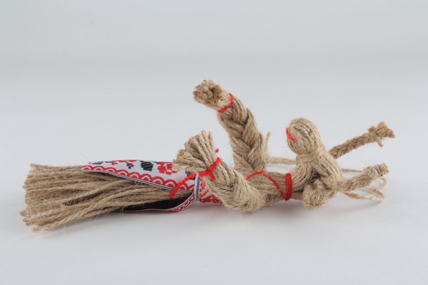 Souvenir etnico di spago fatto a mano amuleto talismano giocattolo slavo foto 1