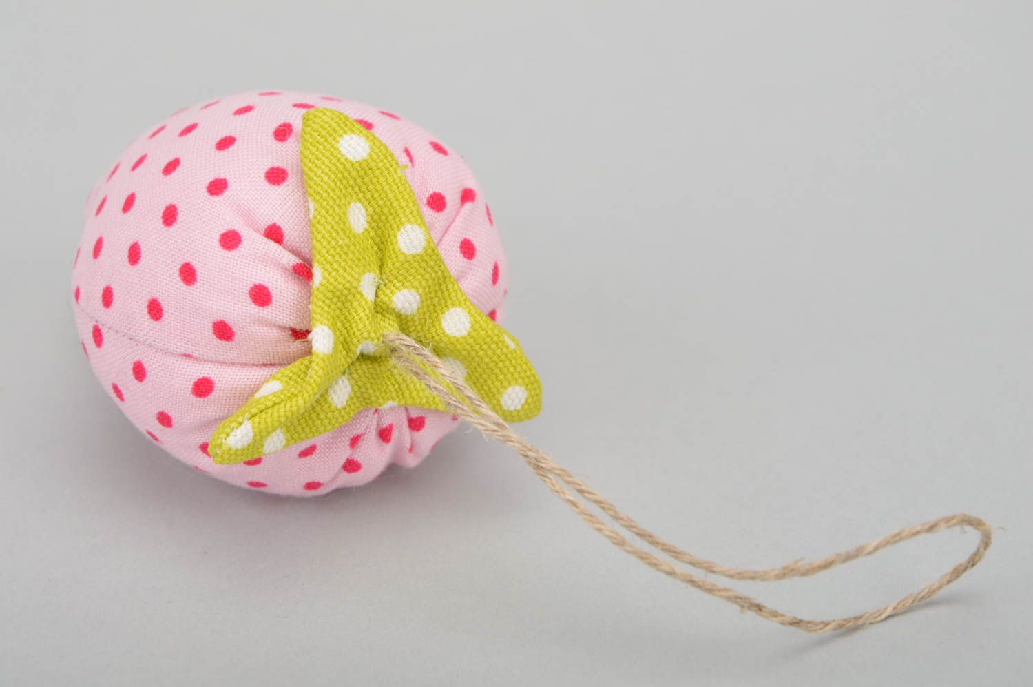 Мягкая игрушка для декора в виде клубнички розовая в горошек ручная работа фото 3