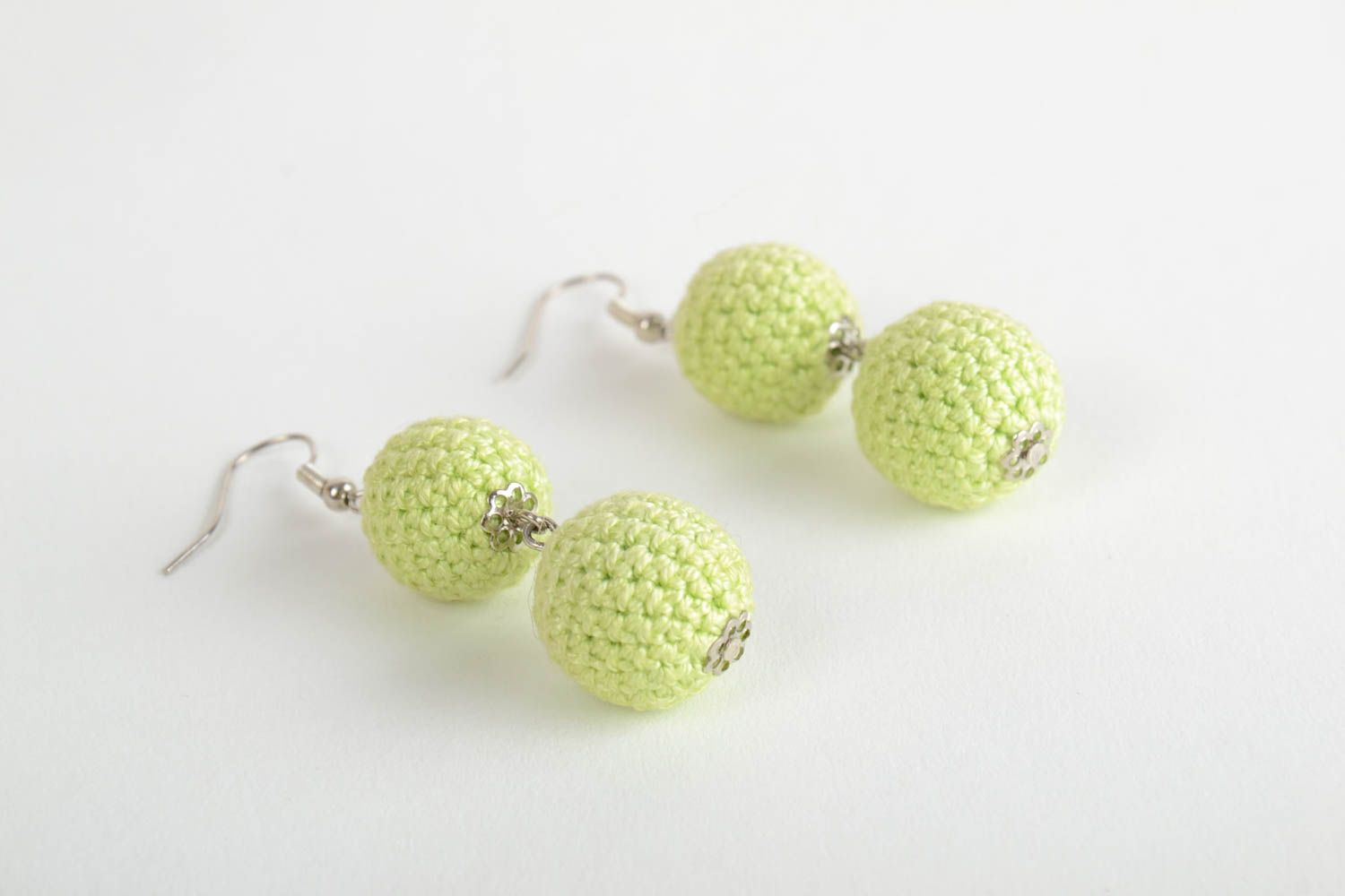 Boucles d'oreilles boules vert clair pendantes longues fils de coton faites main photo 4