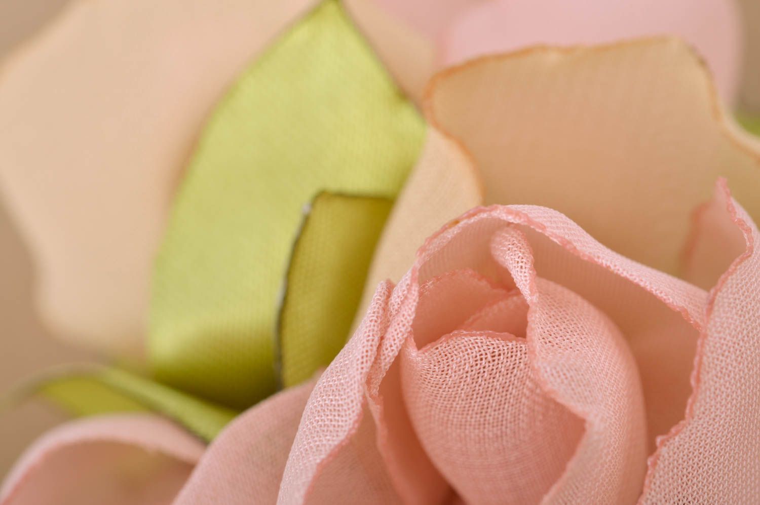Набор текстильных брошей заколок из атласа с бусинами ручной работы розовые 2 шт фото 4