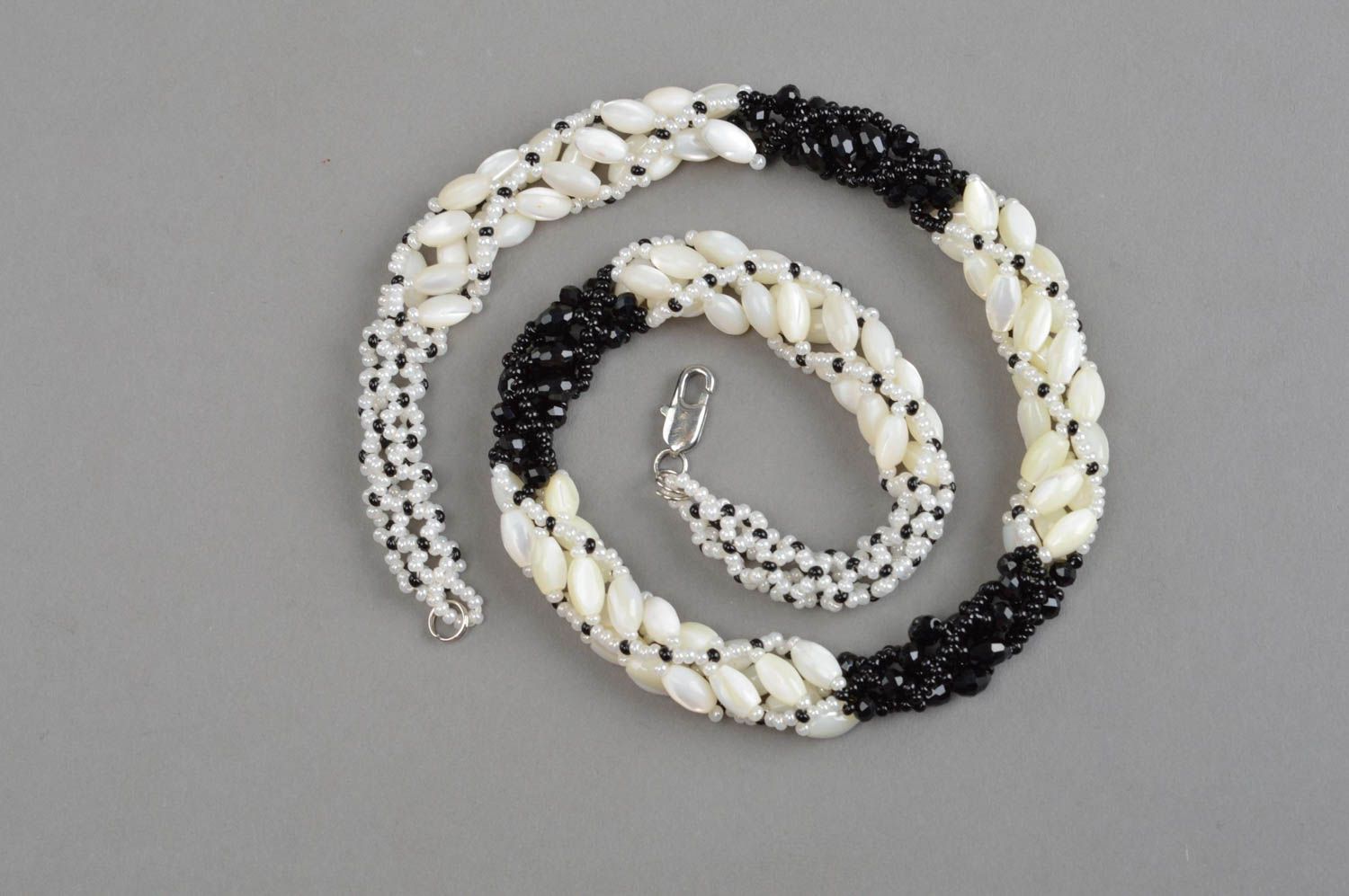 Collier en nacre et perles de rocaille fait main tressé blanc-noir élégant photo 2