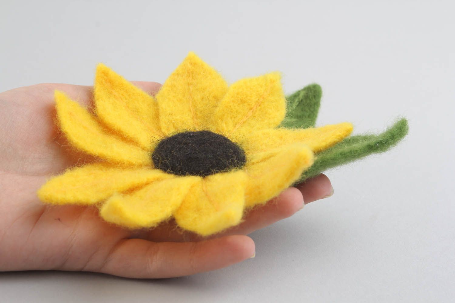 Broche en laine feutrée fleur jaune faite main photo 2