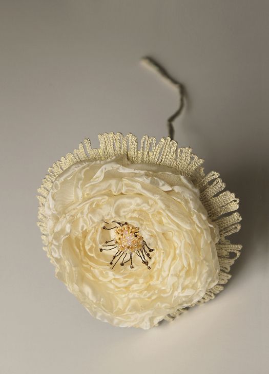Цветок из органзы и кристалона ручной работы для декора дома белый с кремовым фото 1