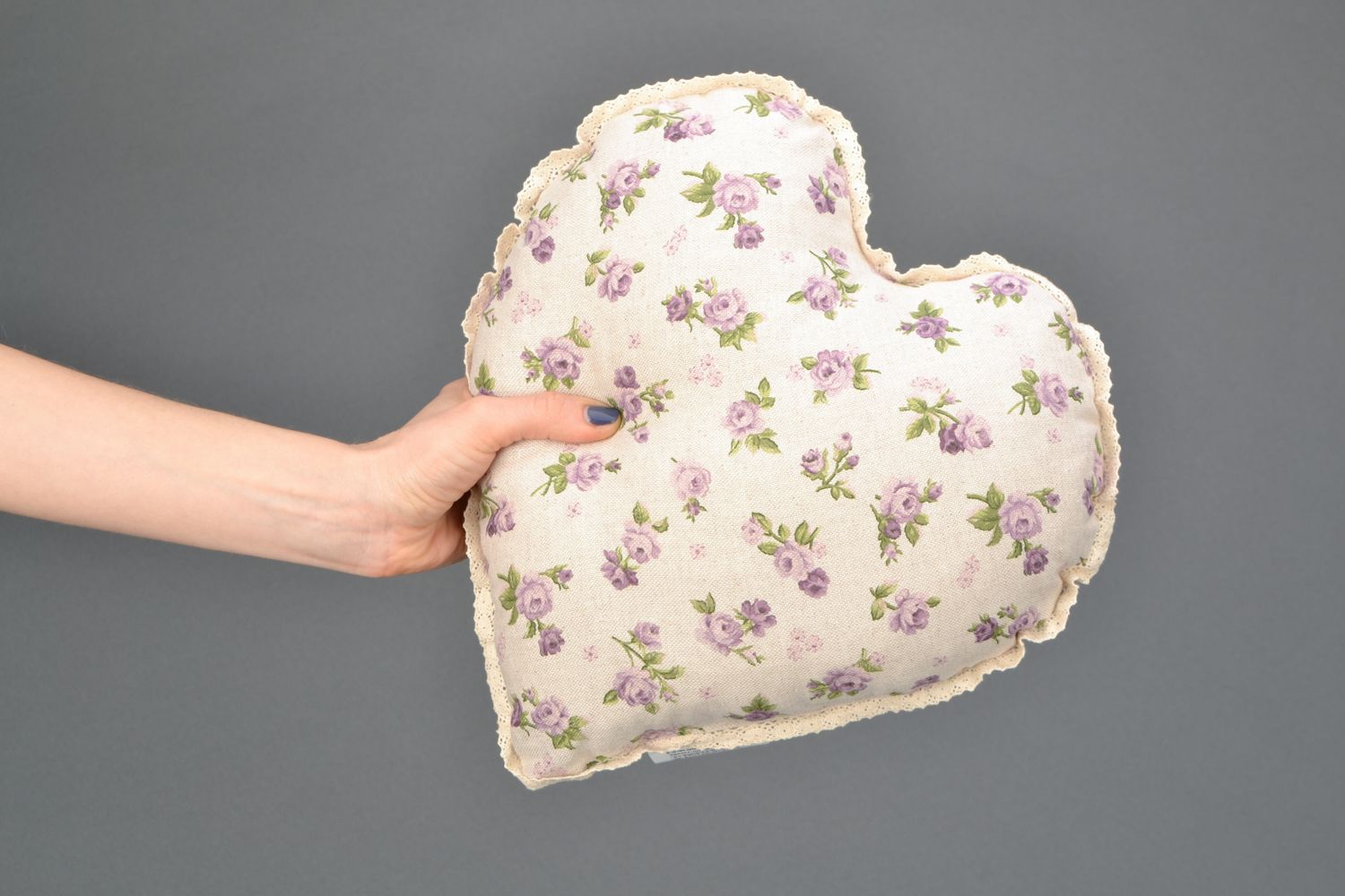 Oreiller coeur en coton et polyamide lilas fait main avec dentelle originale photo 2