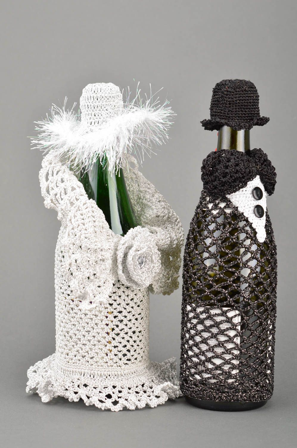 Ensemble de beaux habits de mariés pour bouteilles tricotés faits main photo 3
