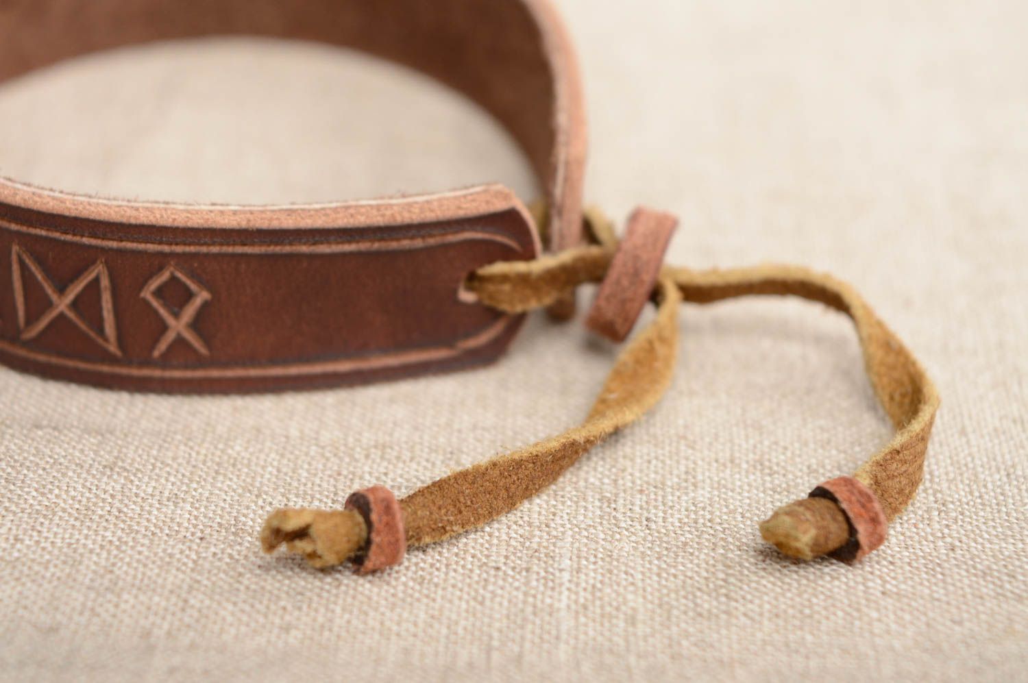 Bracelet en cuir naturel style ethnique fait main original marron avec runes photo 3