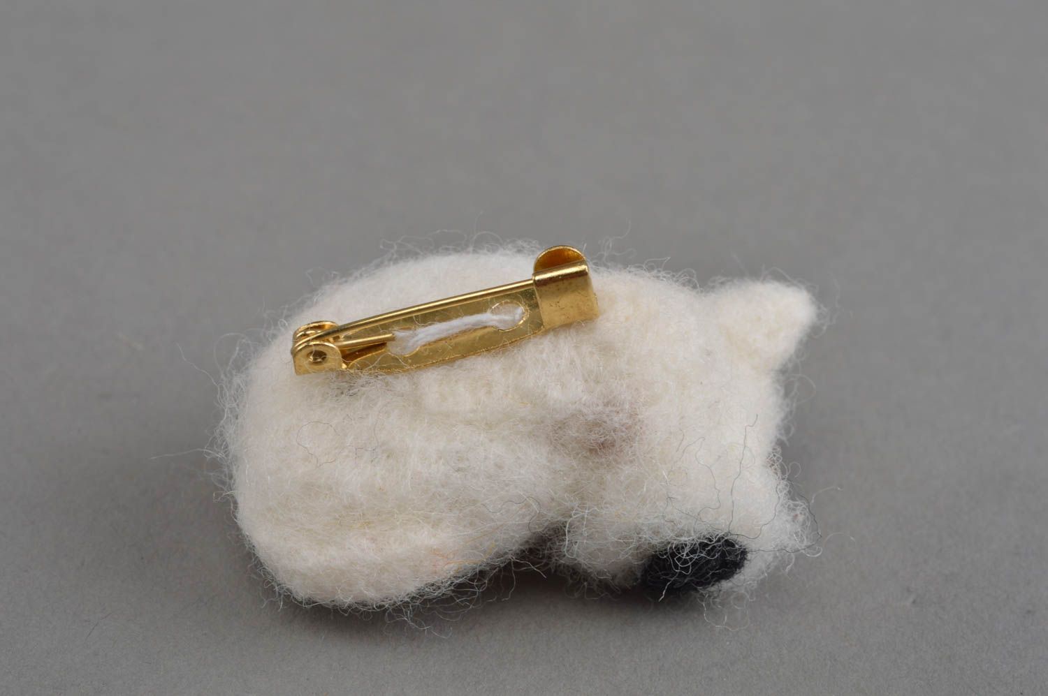 Broche blanche en laine naturelle faite main originale en forme de chien photo 4