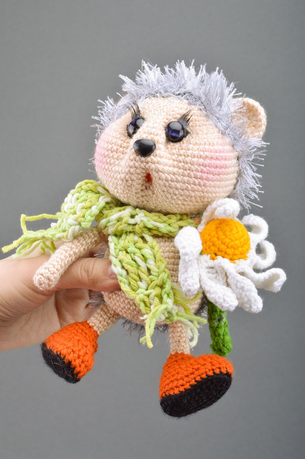 Jouet mou tricoté en fils acryliques au crochet fait main Hérisson avec fleur photo 3