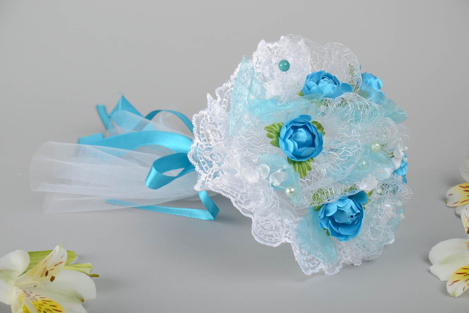 Голубой свадебный букет из искусственных цветов ручной работы с розами красивый фото 1