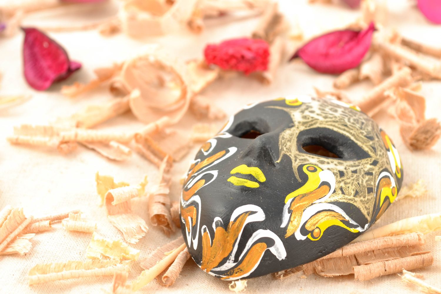 Интерьерная маска с росписью темная глиняная красивая  фото 2