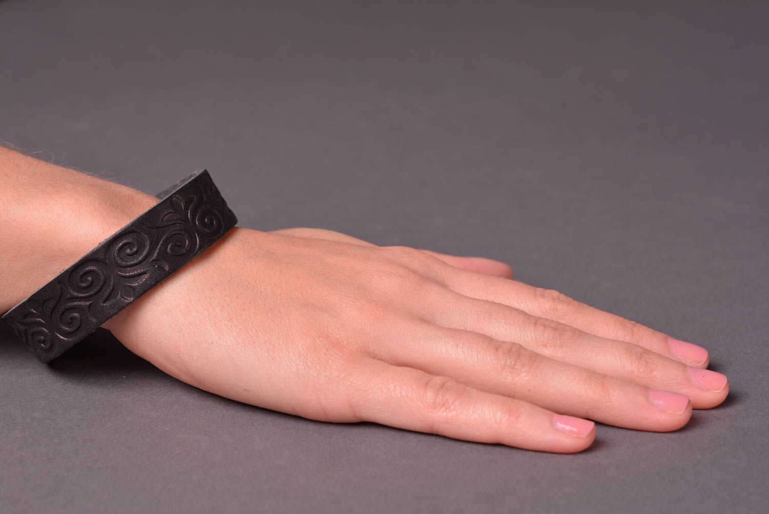 Широкий кожаный браслет ручной работы аксессуар из кожи браслет на руку фото 2