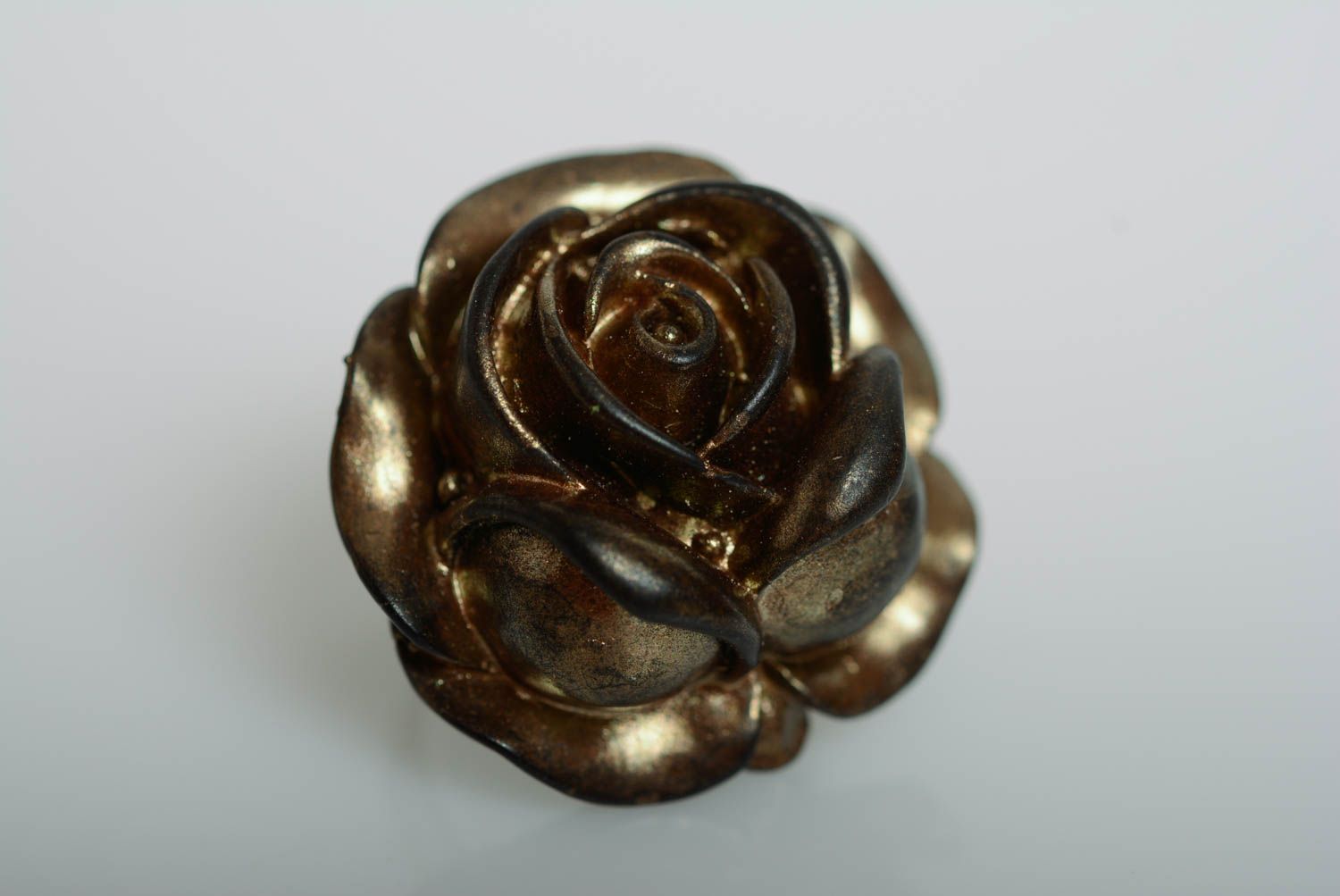 Кольцо из полимерной глины ручной работы в виде розы красивое необычное фото 1