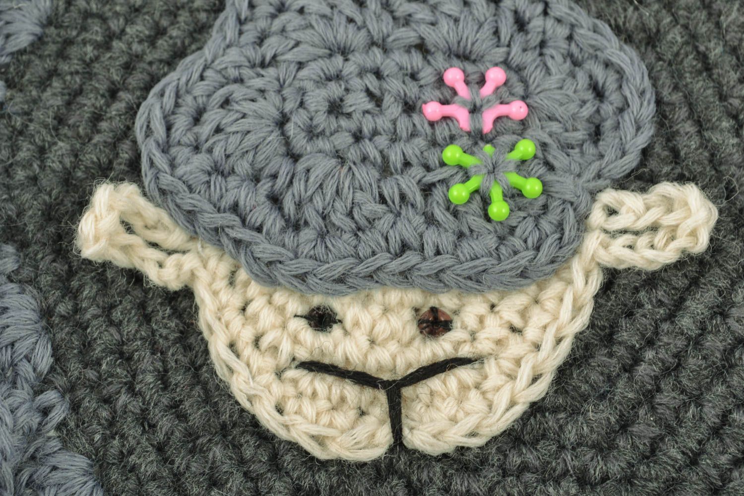 Jouet de suspension fait main gris joli original tricoté au crochet Brebis photo 2