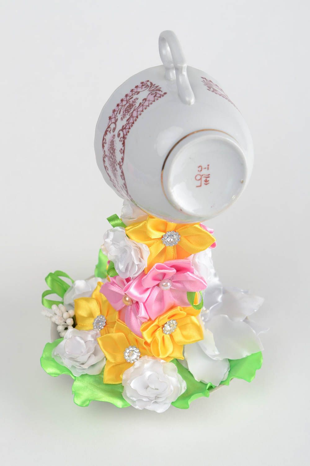 Летающая чашка с цветами из атласных лент проливашка ручной работы для декора фото 5