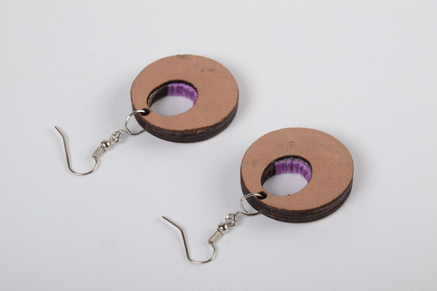 Фанерные серьги с вышивкой фиолетовыми нитками ручной работы круглой формы фото 3