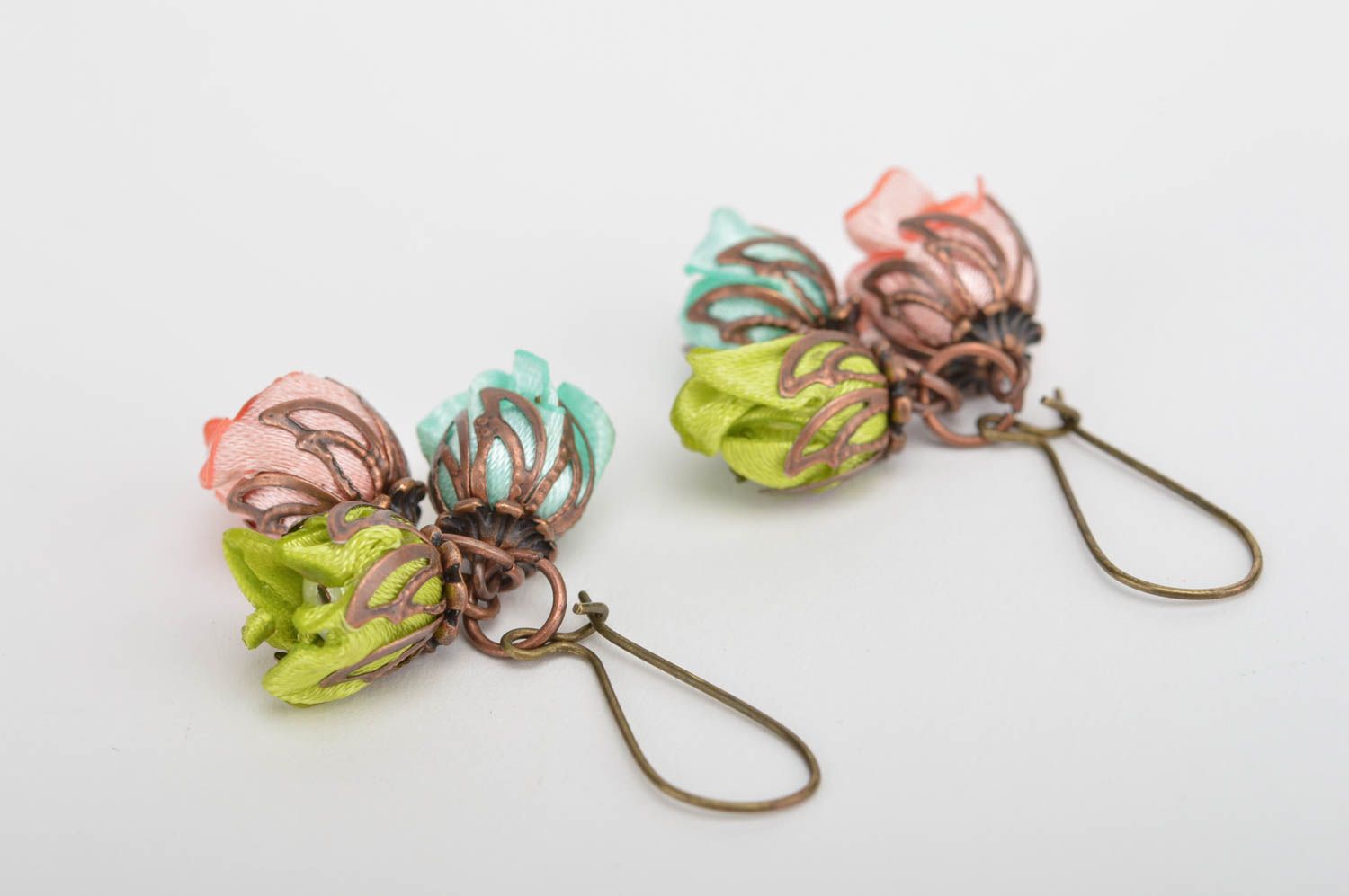 Женские серьги ручной работы с цветами из атласных лент Летние розочки фото 4