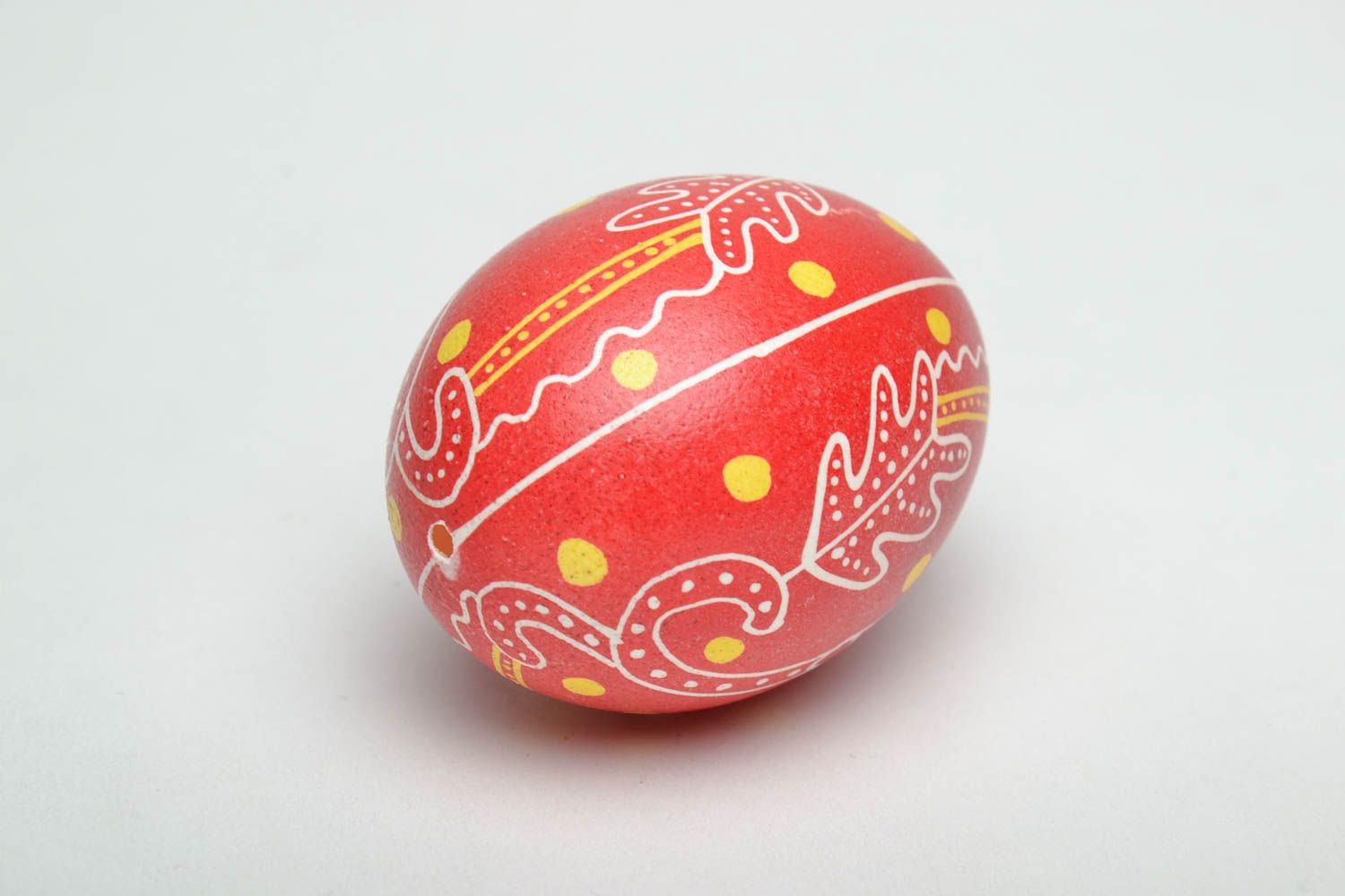 Oeuf de Pâques décoratif fait main original rouge avec ornement ukrainien  photo 3