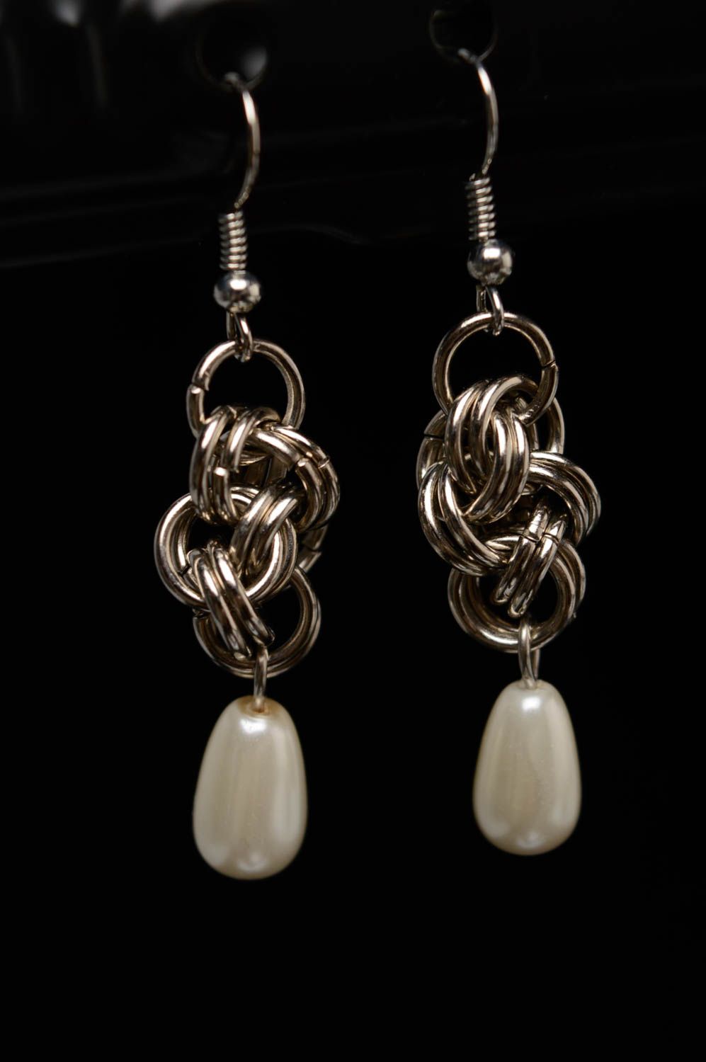 Longues boucles d'oreilles en métal avec perles fantaisie blanches faites main photo 2