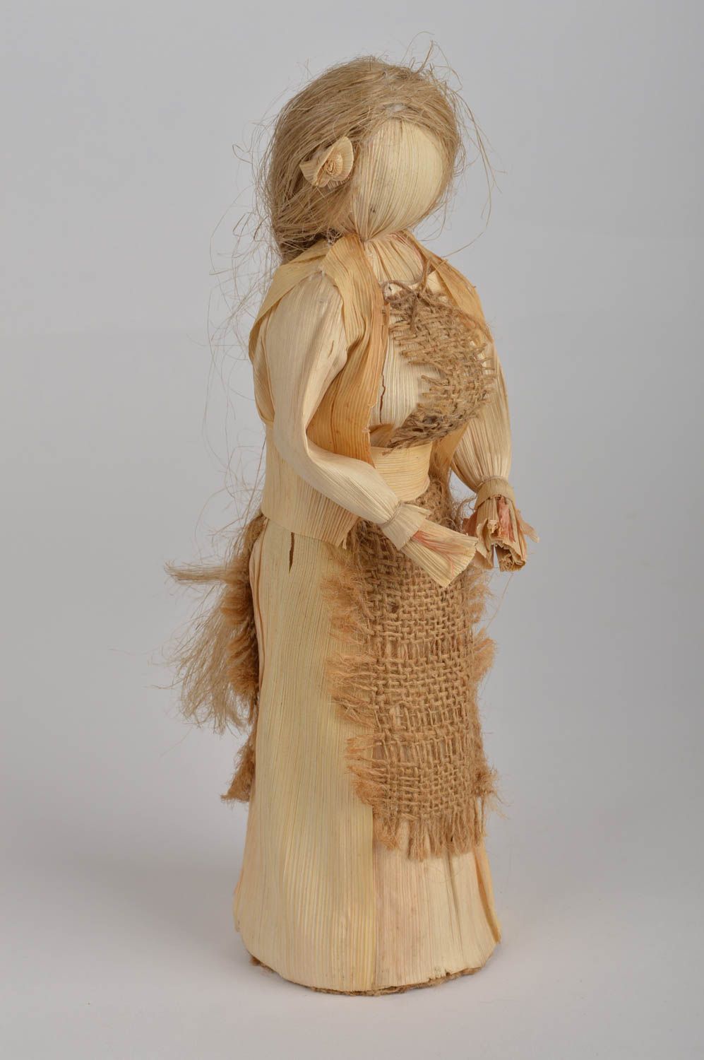 Statuette décorative sous forme de fille faite main en feuilles de maïs photo 3