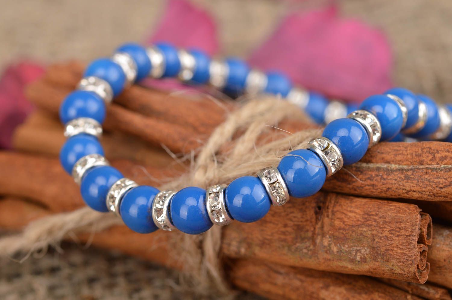 Künstlerisches Armband aus Perlen in Blau mit Strasssteinen dünn Handarbeit toll foto 1