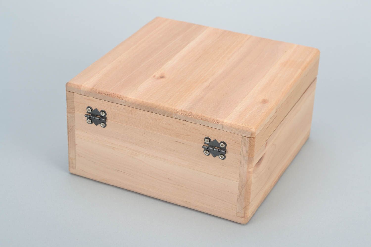 Pieza para decorar caja con tapa hecha a mano de madera clara foto 5