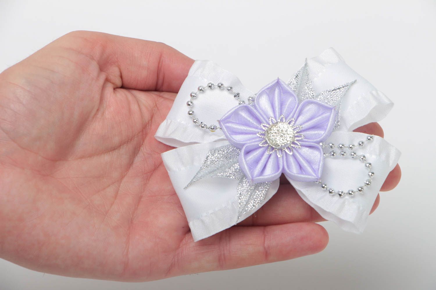 Weiße elegante originelle handgemachte Haarspange für Kinder üppige Blume foto 5