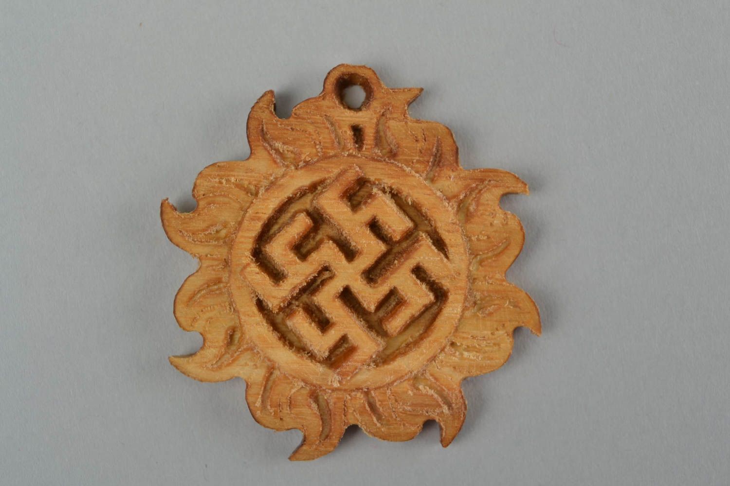 Slawischer künstlerischer Amulett Anhänger aus Holz handmade Farn Blume foto 3