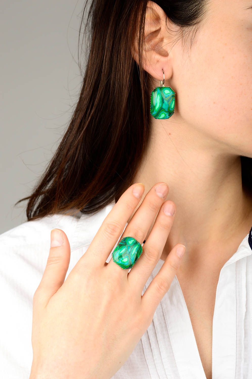 Frauen Accessoires handgemacht Modeschmuck Ohrringe in Grün Ring am Finger foto 2