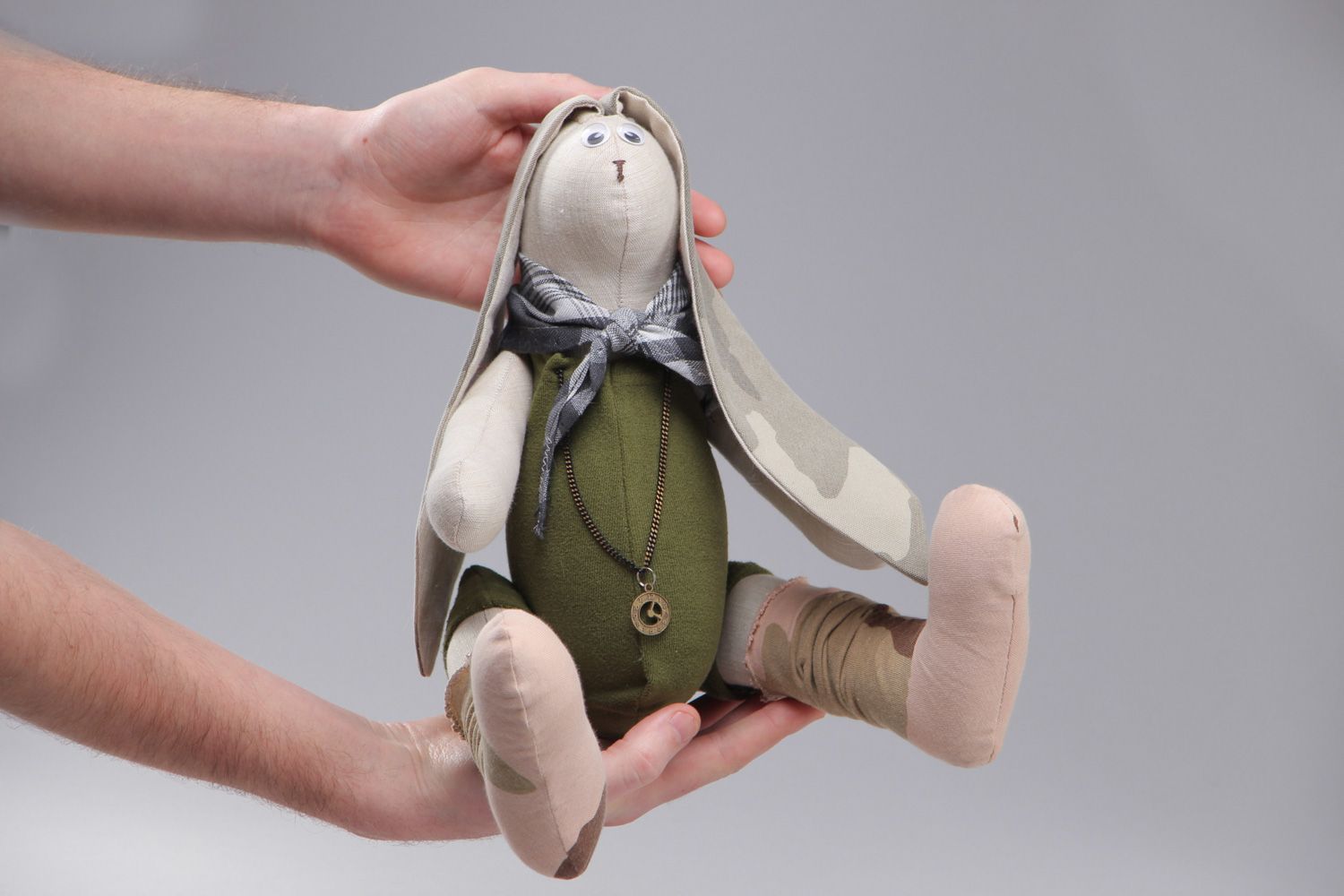 Мягкая игрушка из натуральных тканей в технике шитья ручной работы заяц в носках фото 4