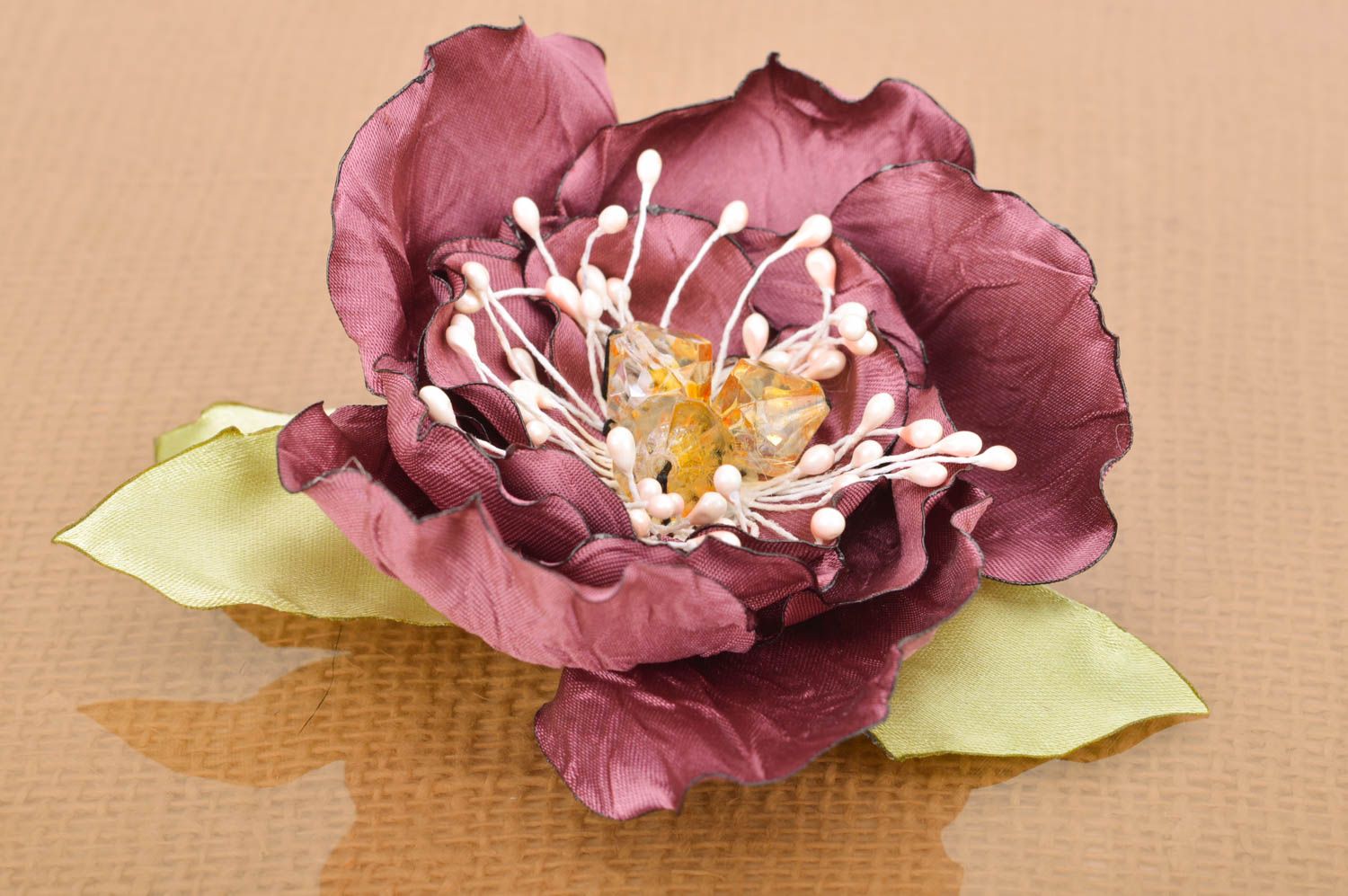 Брошь-заколка из ткани ручной работы в виде пышного бfрдового цветка красивая фото 2