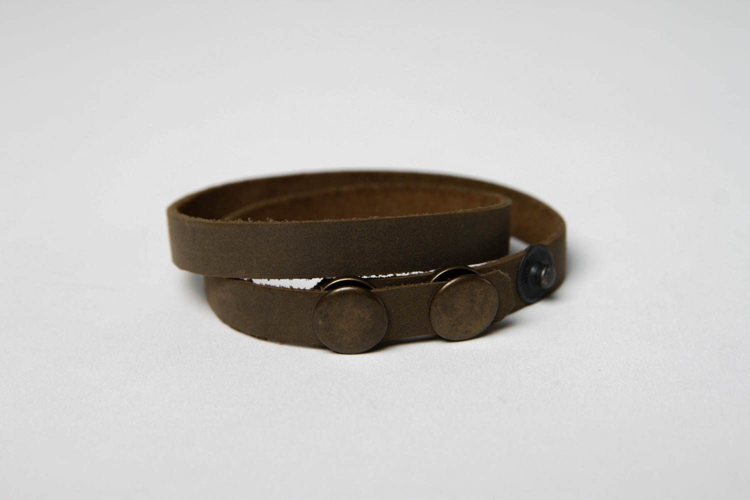 Bracelet cuir Bijou fait main brun boutons en métal Accessoire en cuir design photo 5