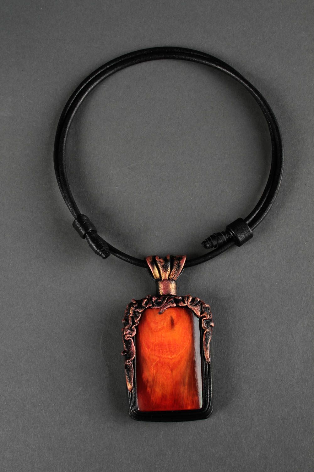 Pendentif en cuir design Bijoux fait main orange Idee cadeau femme originale  photo 3